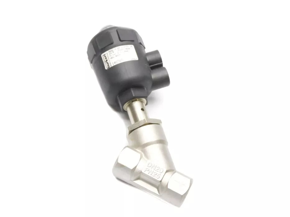 Van góc Burkert Type 2002 lắp đặt trong nhà máy công nghiệp